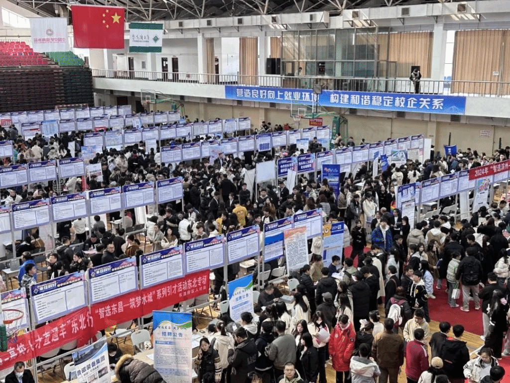 信息電子技術(shù)學(xué)院積極組織畢業(yè)生參加佳木斯大學(xué)2024屆春季綜合雙選會，助力學(xué)子對接江蘇信息技術(shù)咨詢服務(wù)產(chǎn)業(yè)